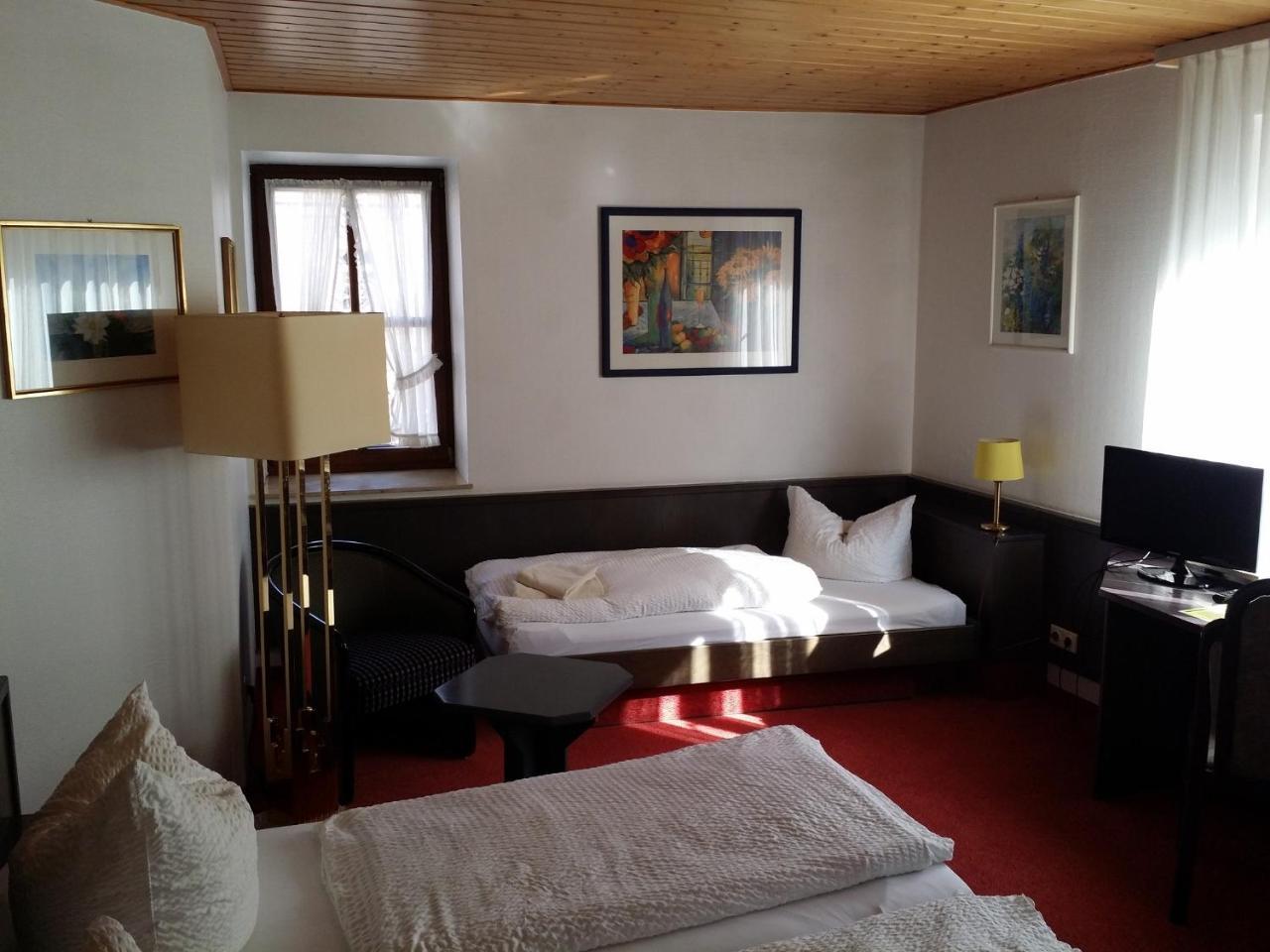 Hotel-Landgasthof Gruener Baum - Dittigheim Таубербишофсхайм Экстерьер фото