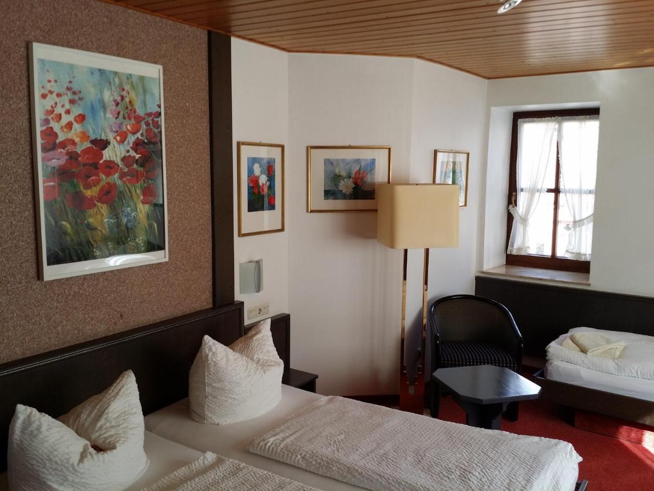 Hotel-Landgasthof Gruener Baum - Dittigheim Таубербишофсхайм Экстерьер фото